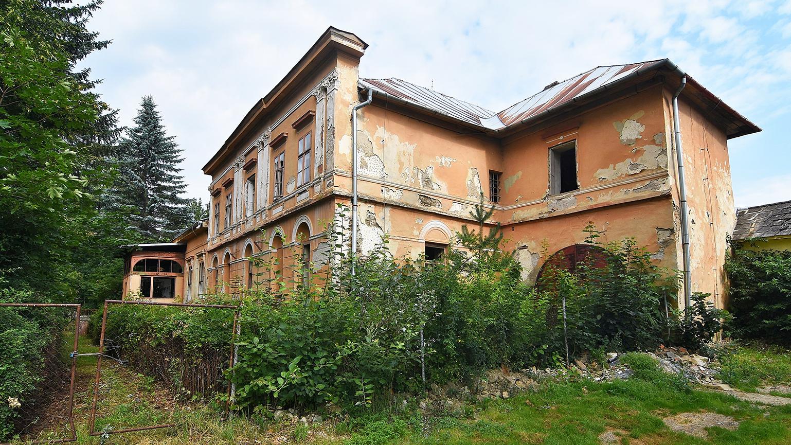 Obec sa môže popýšiť dvoma kaštieľmi, oba však postupne chátrajú