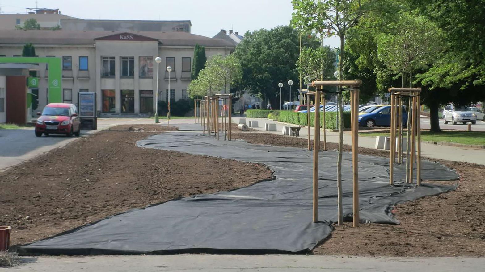 Zelená plocha v centre mesta Trebišov prešla rozsiahlou revitalizáciou