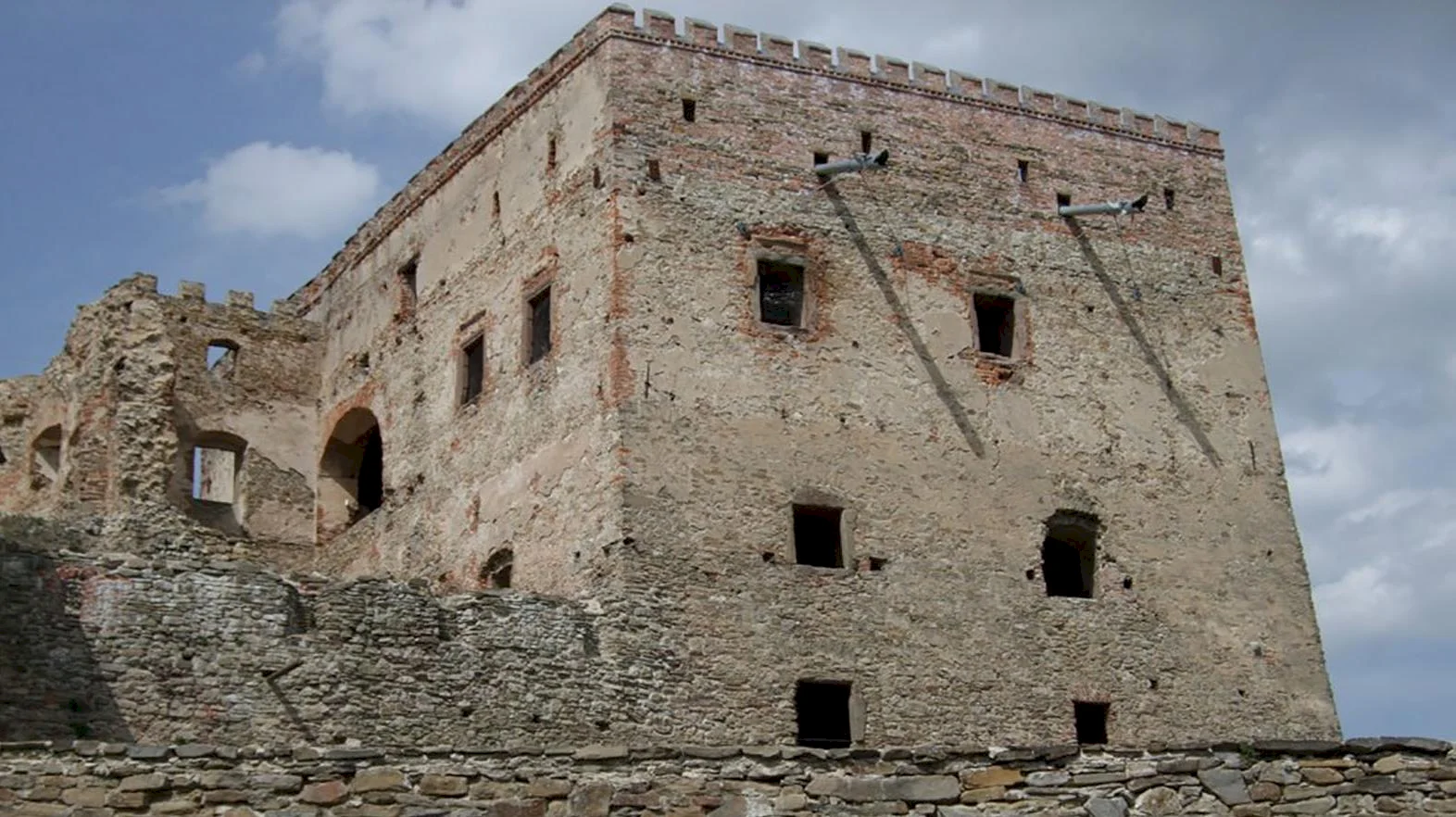 Počas výskumu na štvrtom hradnom nádvorí objavili detské kostry