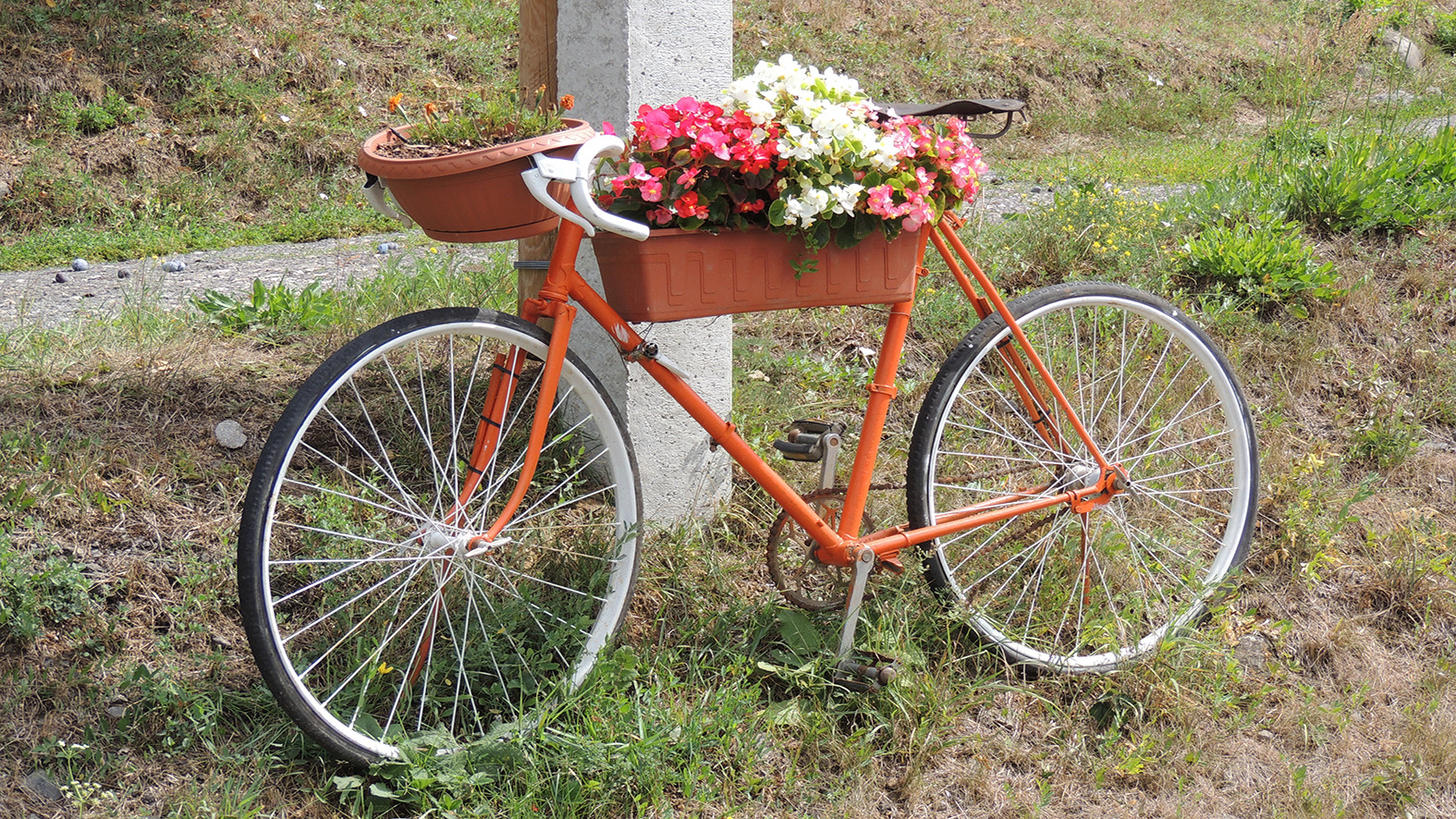 Dedinu vyzdobili netradične, starými nepotrebnými bicyklami