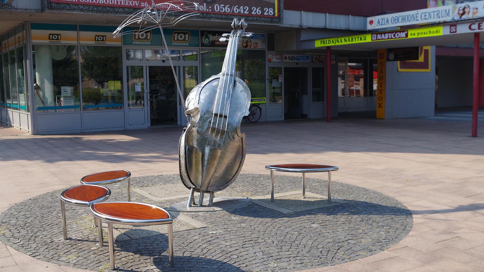 Nota s tancujúcimi husľami oživila centrum Michaloviec