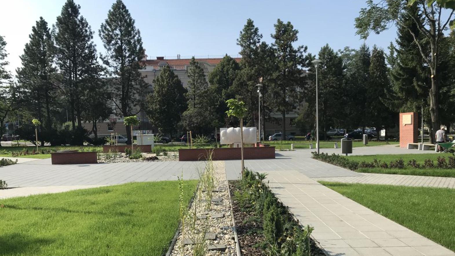 V Prievidzi zrevitalizovali park pred úradom práce