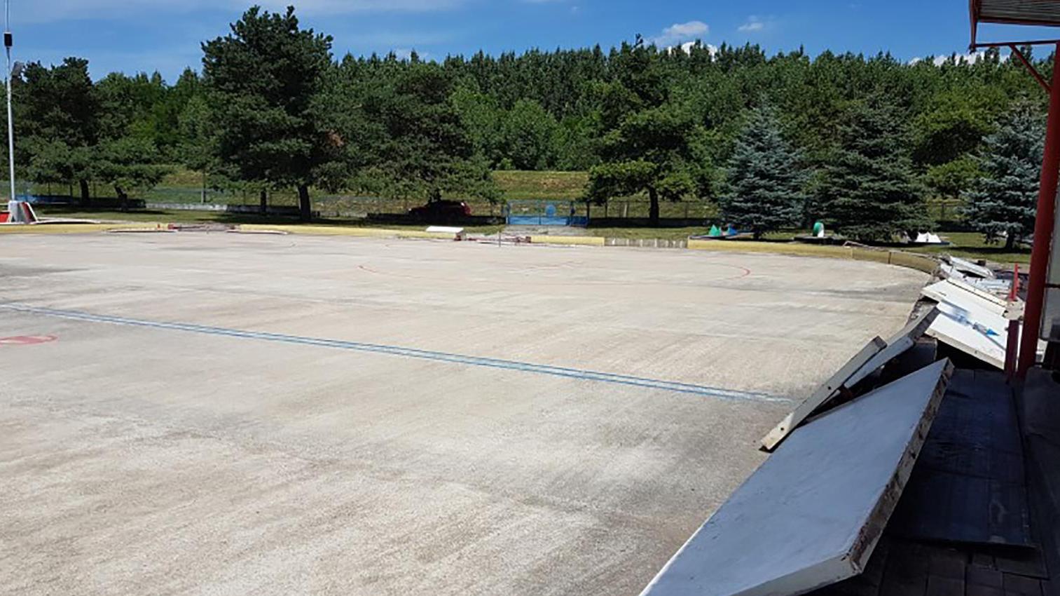 Skalica predáva mantinely a plexisklá zo zimného štadióna mestu Šaľa