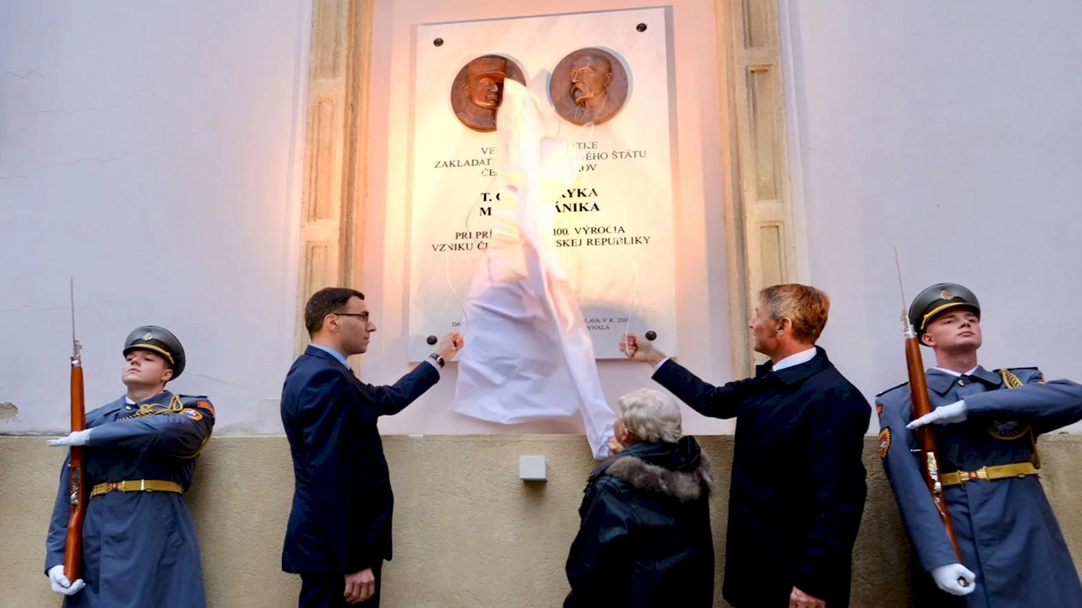 Na Primaciálnom paláci pribudla tabuľa venovaná zakladateľom Československa