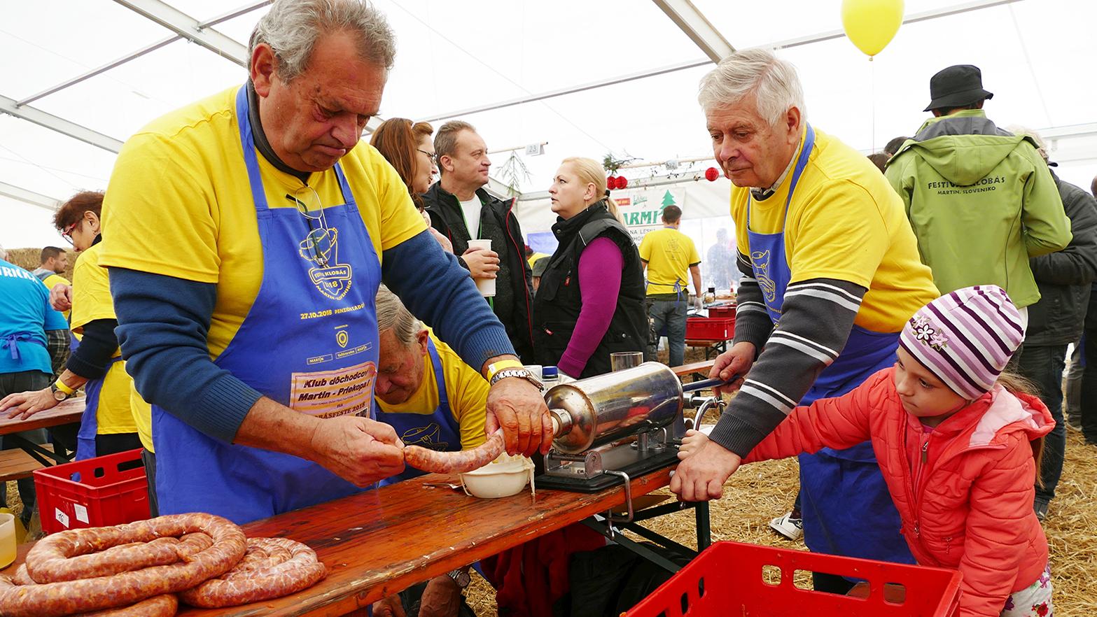 Na festivale klobás sa zišli súťažiaci z deviatich európskych krajín