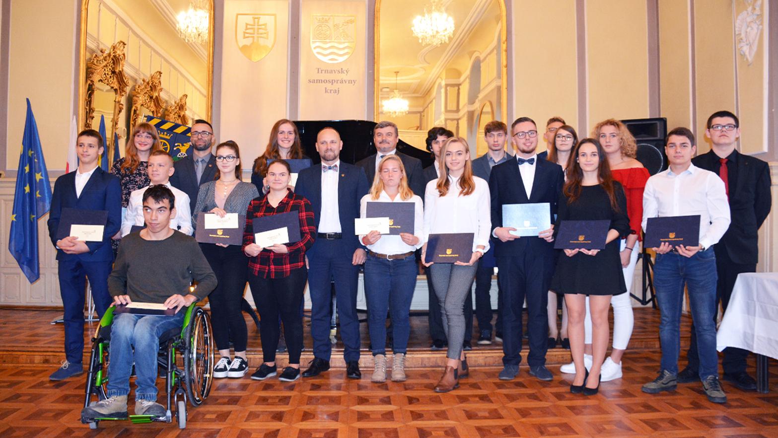 Kraj ocenil najlepších študentov štipendiom
