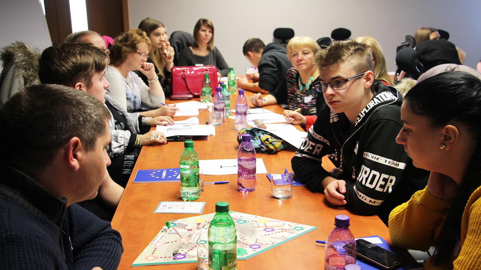 Deväť stredných škôl si prevzalo noty a pravidlá hry v školení koordinátorov