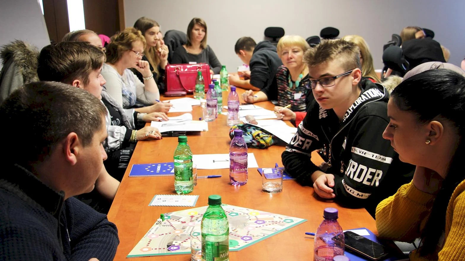 Deväť stredných škôl si prevzalo noty a pravidlá hry v školení koordinátorov
