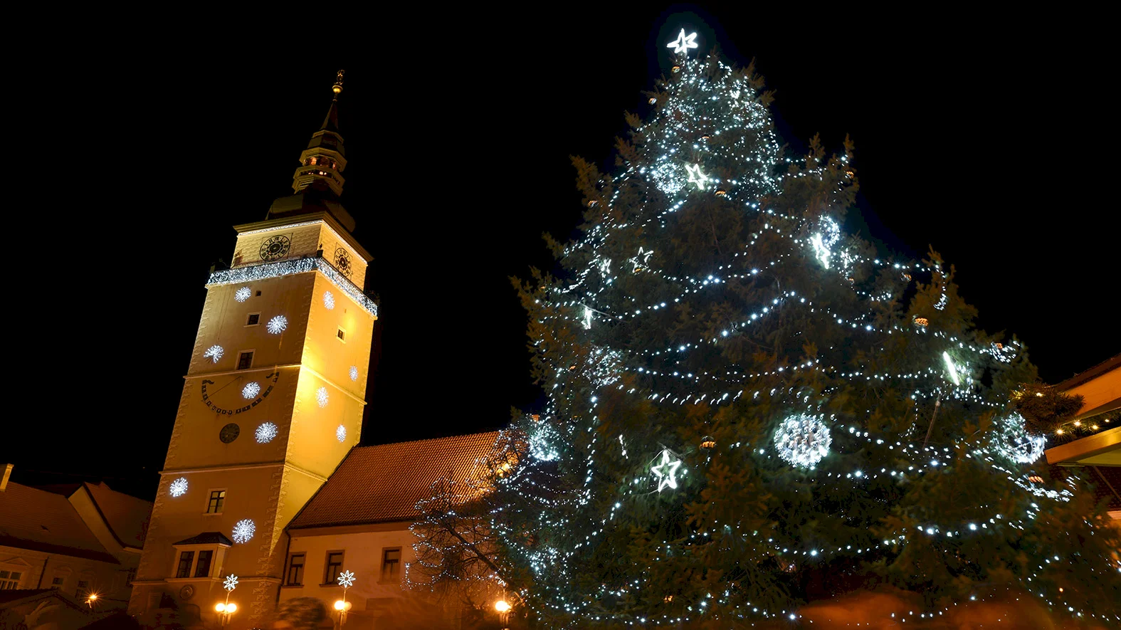 Začali sa vianočné trhy, rozsvietili stromček na Trojičnom námestí