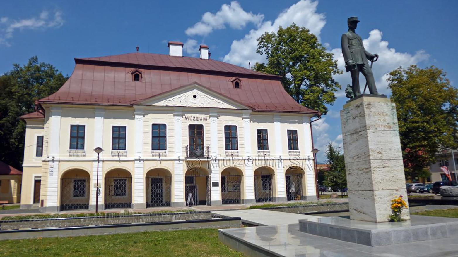 Horehronské múzeum otvorilo tradičnú predajnú vianočnú výstavu