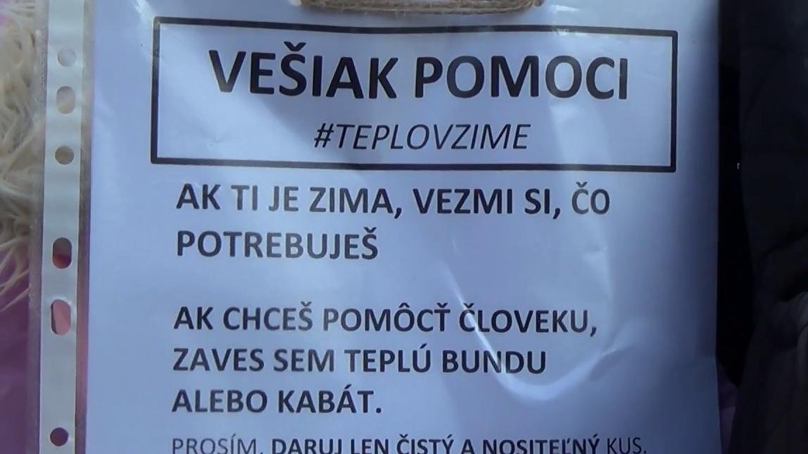 Ľudia bez domova si môžu oblečenie vziať z Vešiaka pomoci