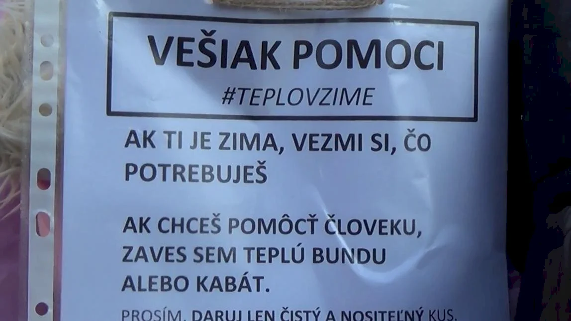 Ľudia bez domova si môžu oblečenie vziať z Vešiaka pomoci