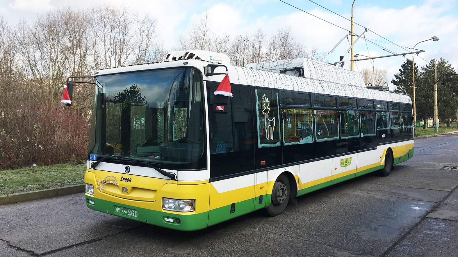 Ulicami Žiliny premáva vianočný trolejbus