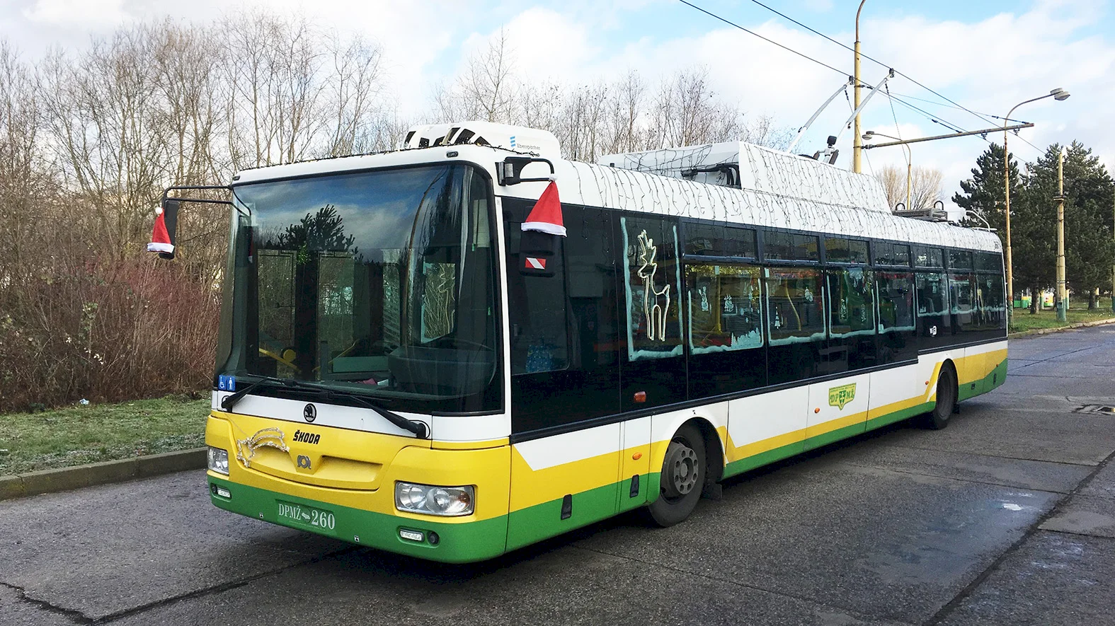 Ulicami Žiliny premáva vianočný trolejbus