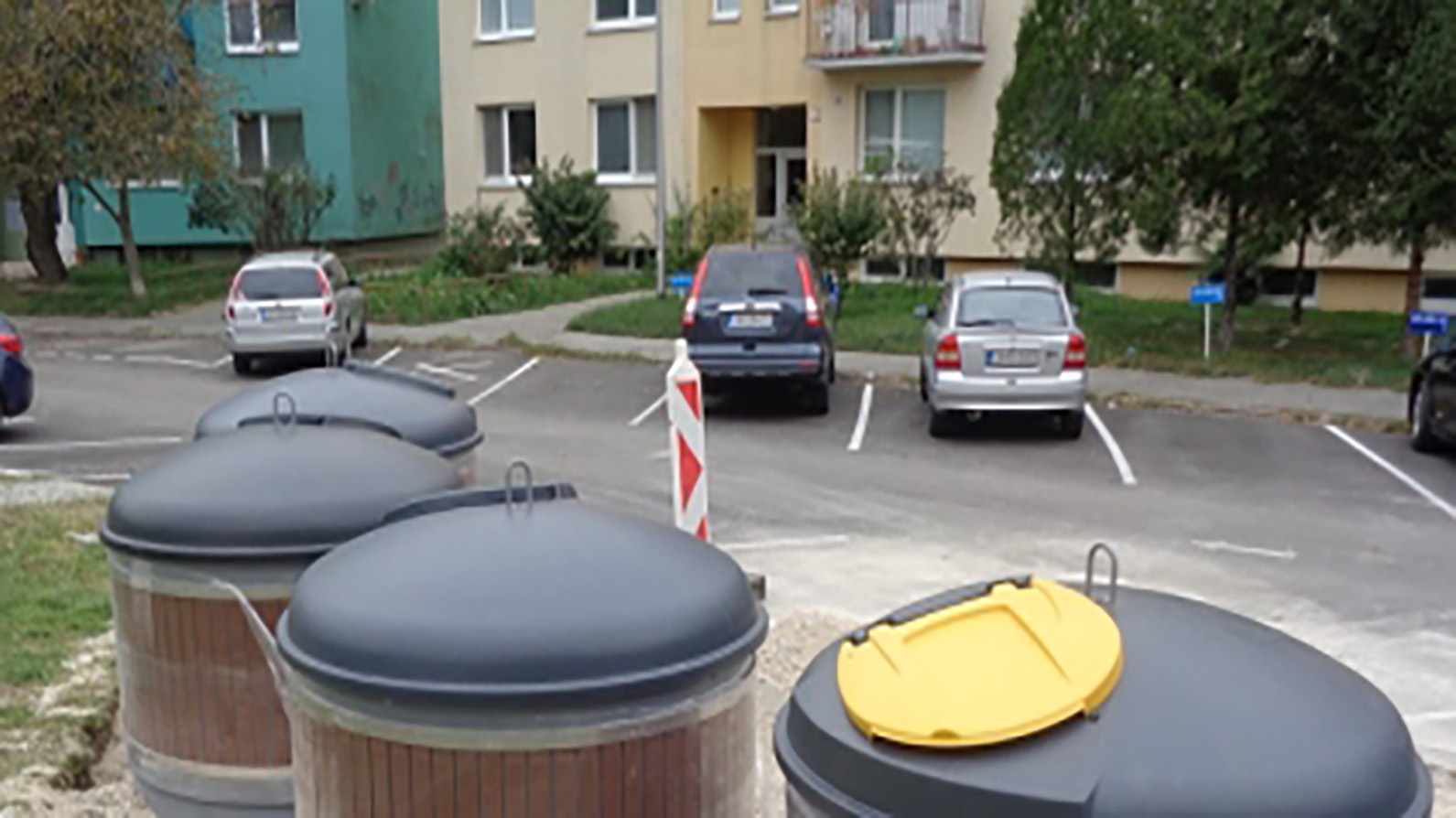 Mesto dokončilo osádzanie nových polopodzemných kontajnerov