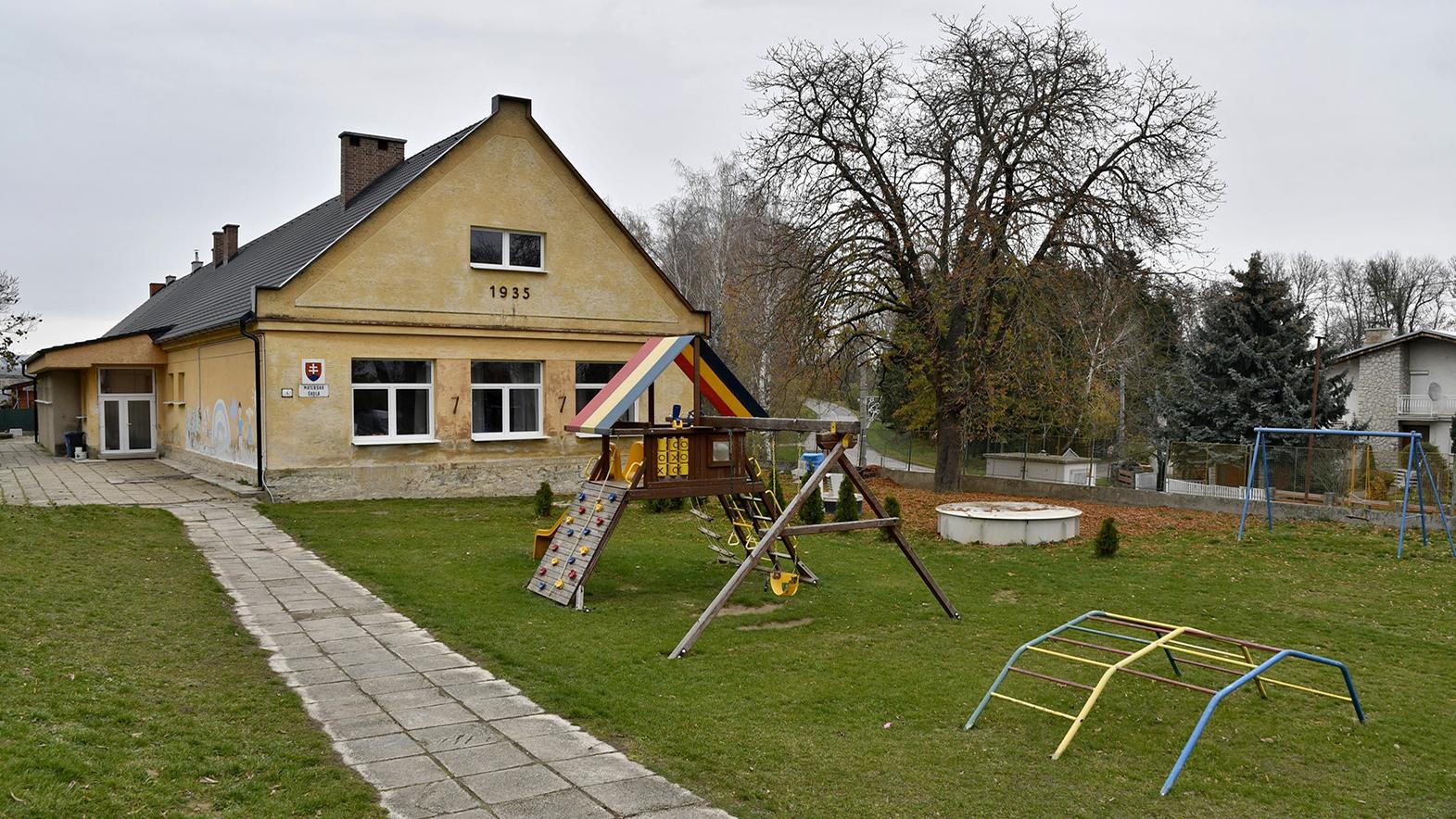 Počet miestnych detí pre škôlku nestačí, vozia ich aj z okolia