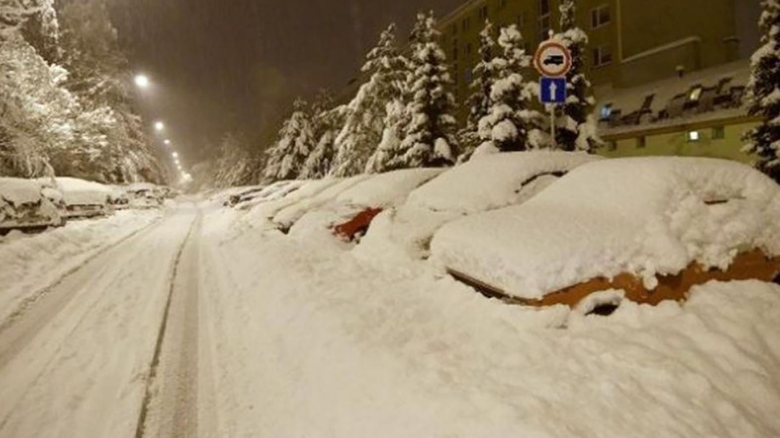 Život v meste komplikujú desiatky centimetrov snehu