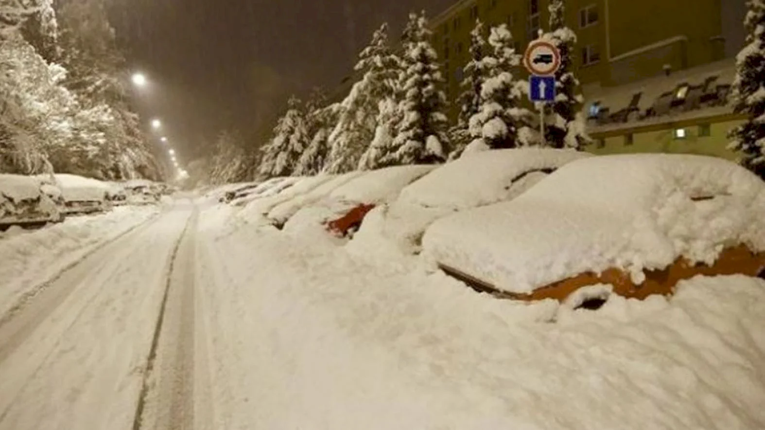 Život v meste komplikujú desiatky centimetrov snehu