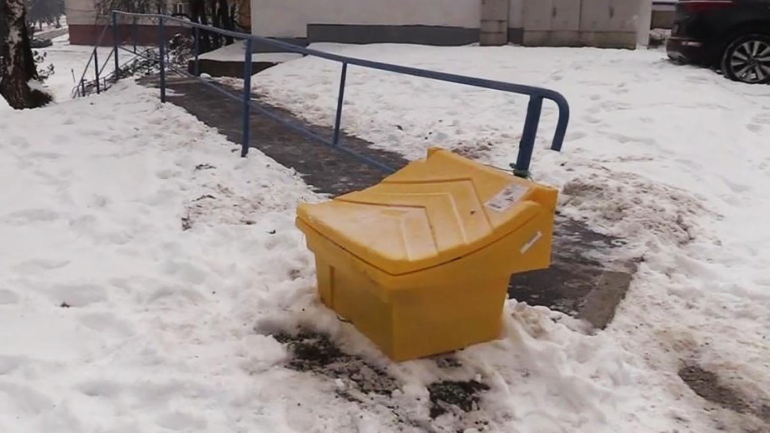 V meste skúšobne rozmiestnili nádoby s technickou soľou