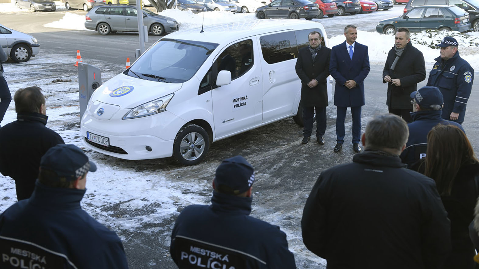 Mestskí policajti jazdia na elektromobile, mesto naň získalo dotáciu
