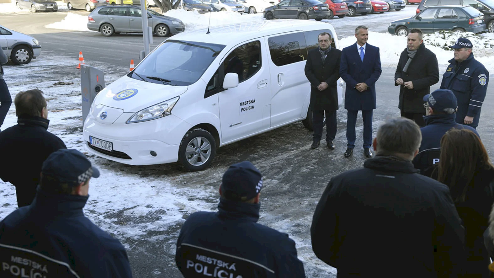 Mestskí policajti jazdia na elektromobile, mesto naň získalo dotáciu