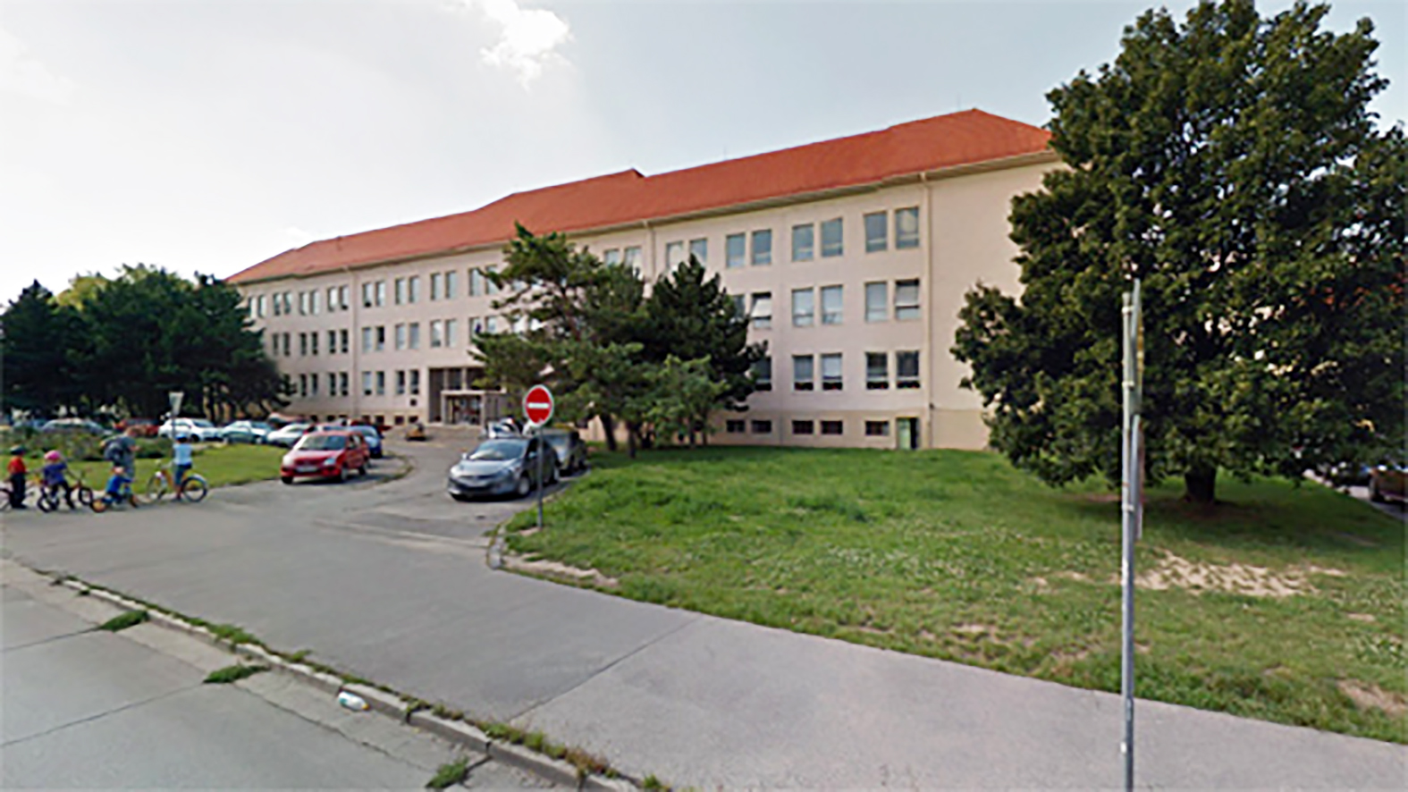 Kraj vypovedal zmluvu o poskytovaní obedov 590 školákom na ZŠ Bottova ul.