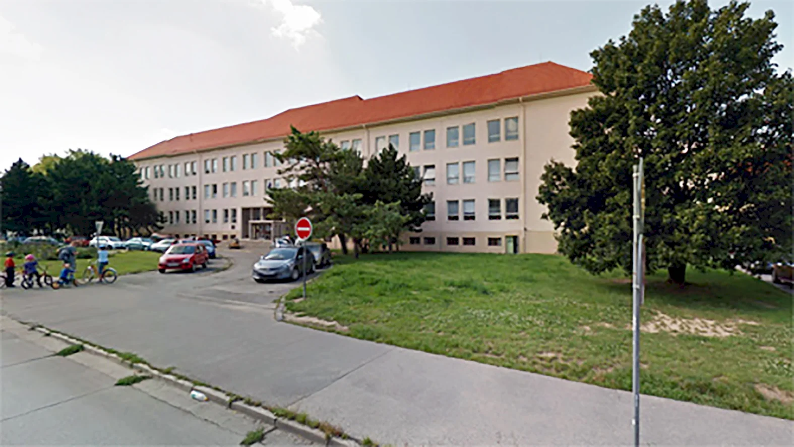 Kraj vypovedal zmluvu o poskytovaní obedov 590 školákom na ZŠ Bottova ul.