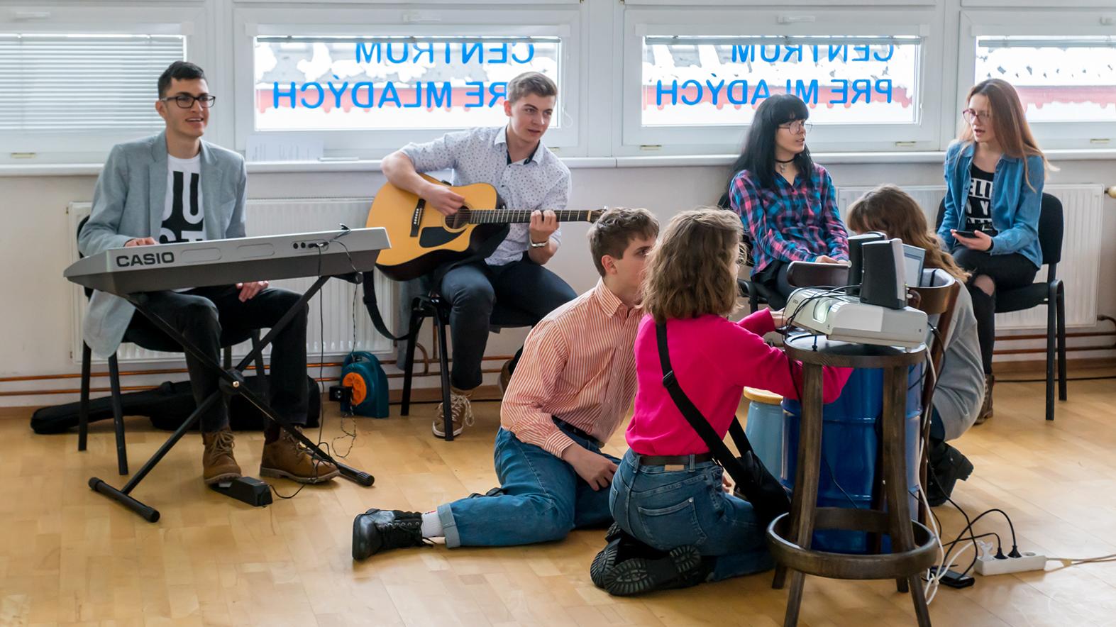 Mladí sa často nemajú s kým poradiť – zmeniť by to mohol KONEKT