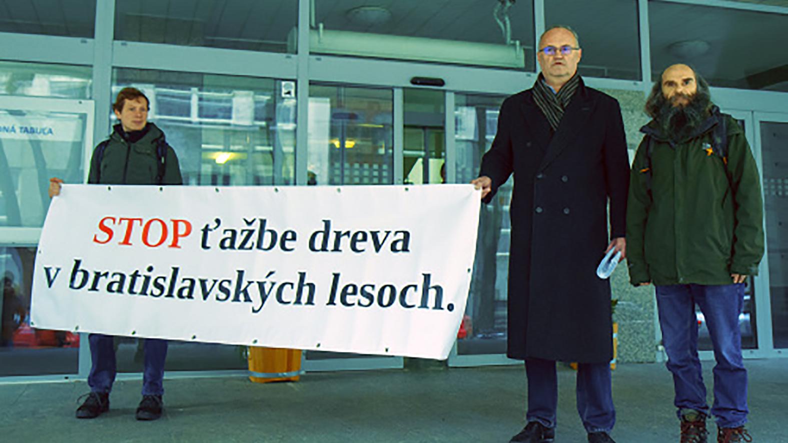 Na ministerstve odovzdali petíciu, chcú zabrániť výrubu lesov v Bratislave