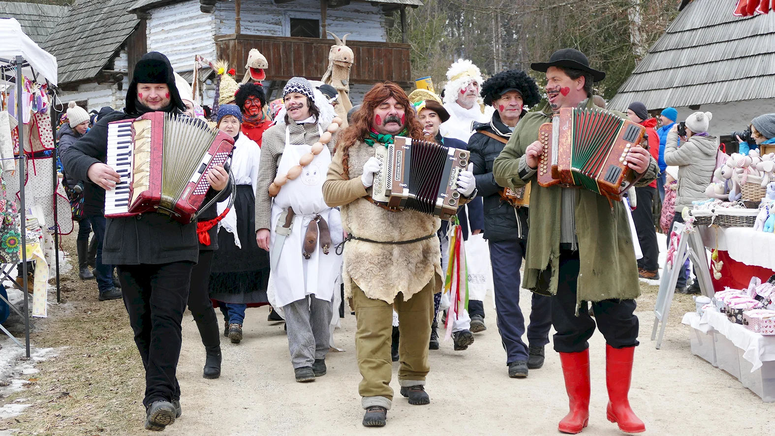 Folkloristi z Prečína pochovali basu v Múzeu slovenskej dediny