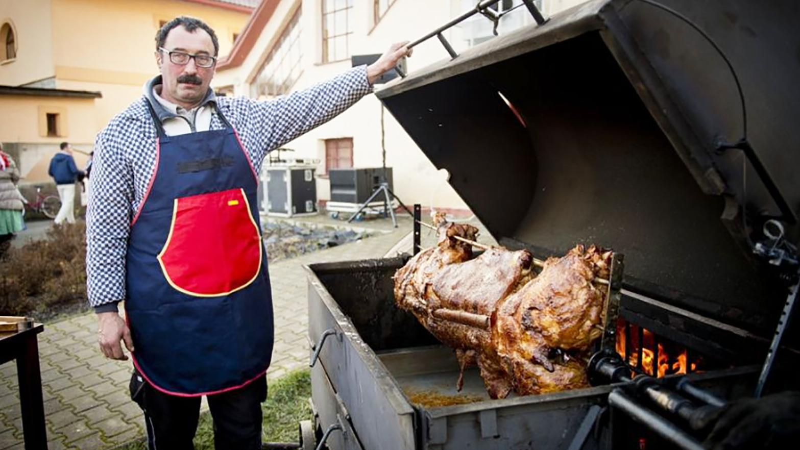Zabíjačkové slávnosti pripomenuli tradičné pochúťky i fašiangy