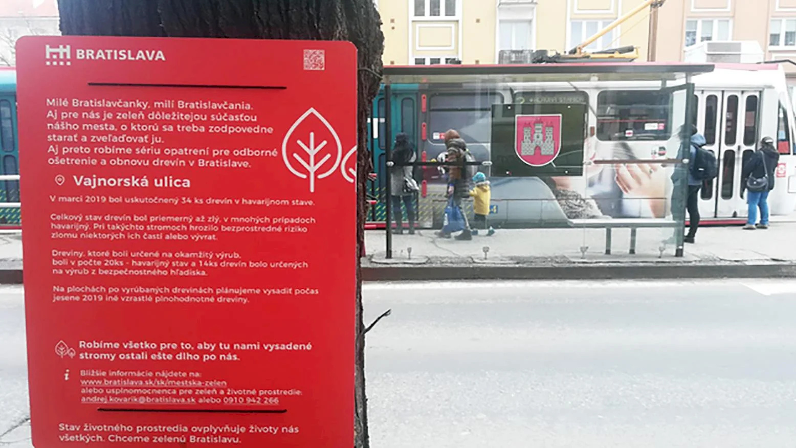 Mesto umiestňuje informačné tabule na miestach, kde bude rúbať zeleň