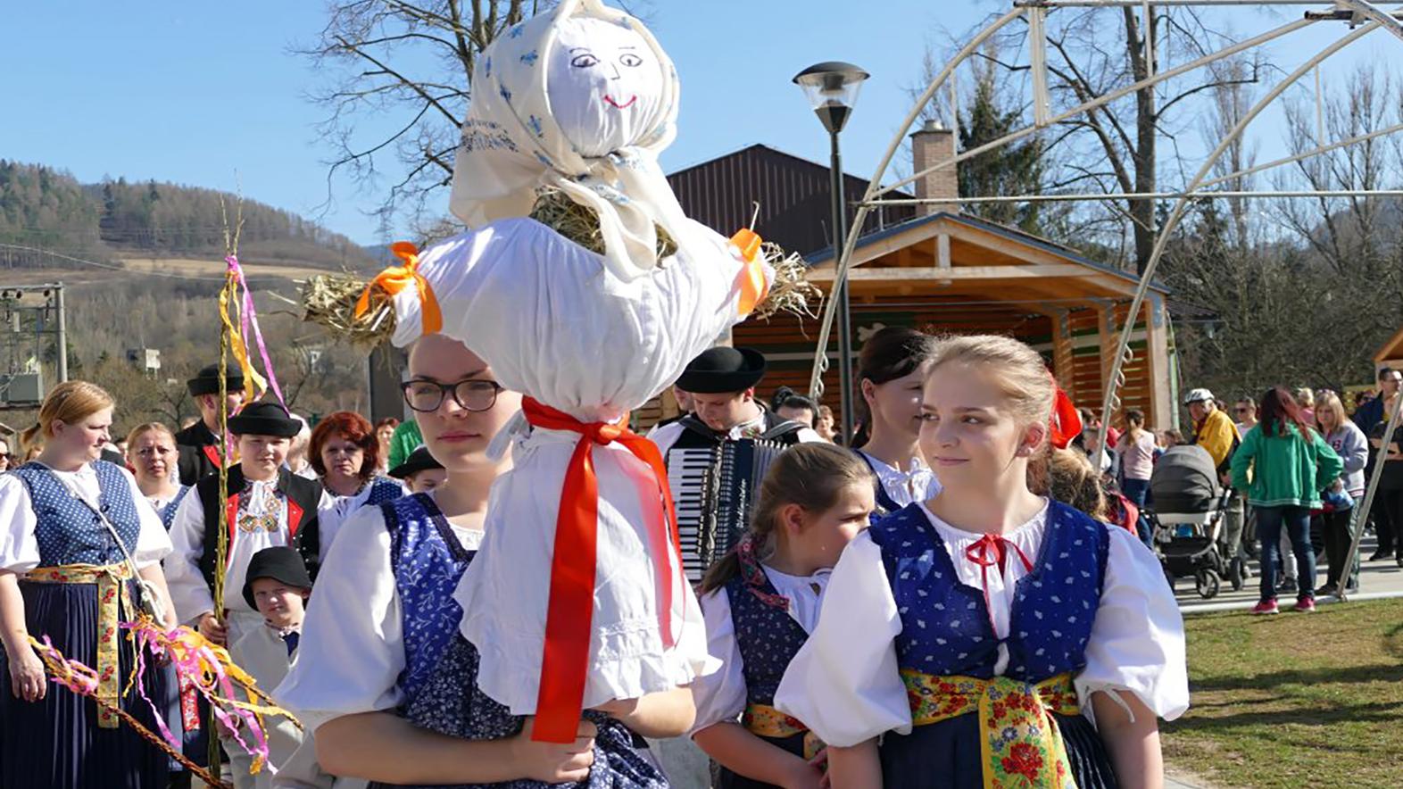 Jar v obci privítali zapálením Moreny, ktorú hodili do vôd Váhu