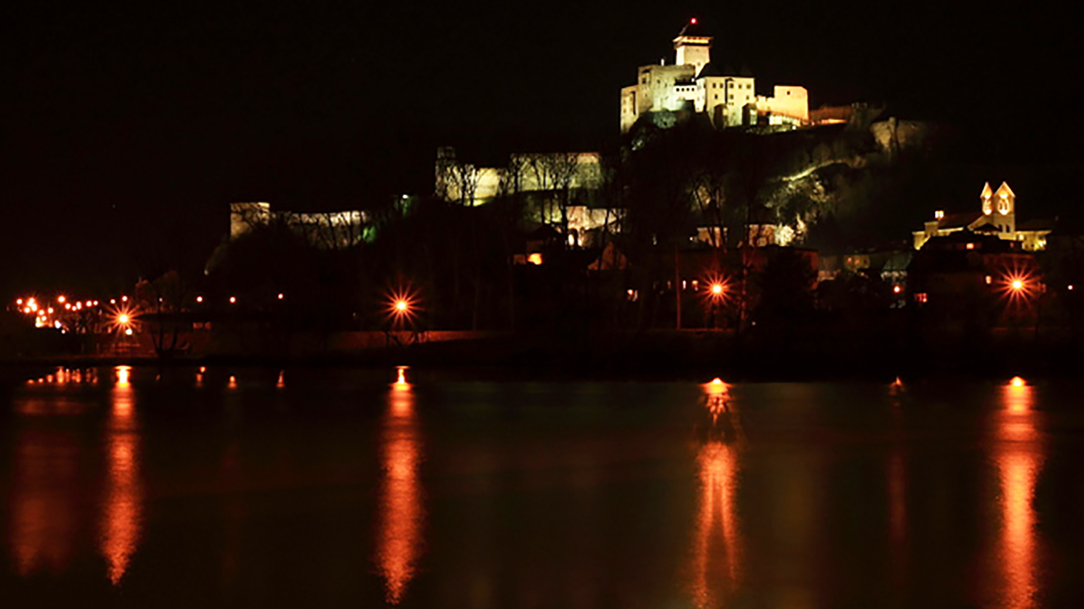 Trenčiansky hrad v rámci Hodiny Zeme zmizne v tme