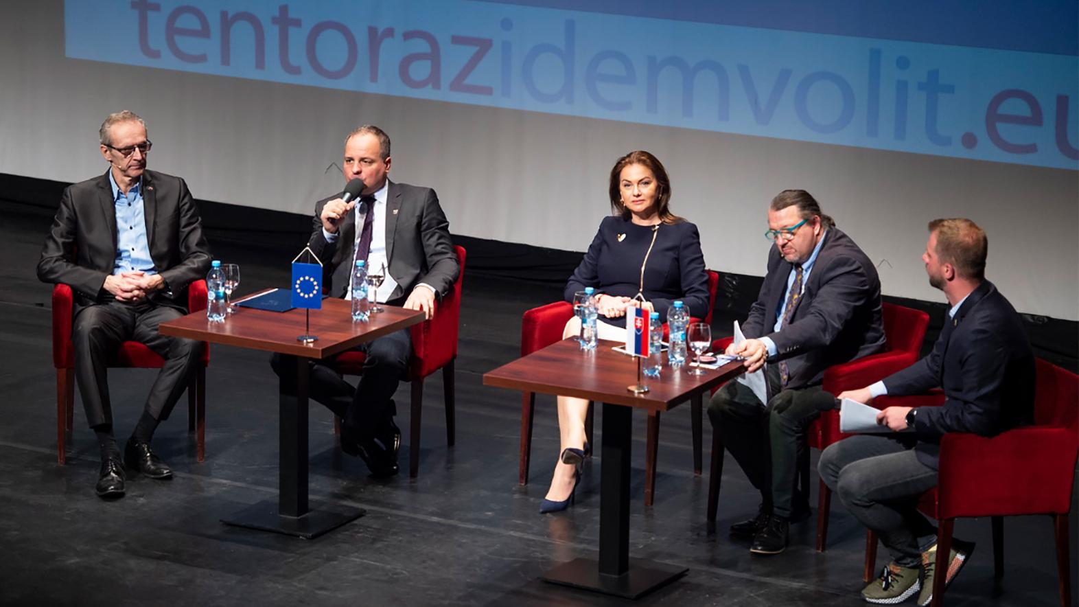 Študenti sa zúčastnili na diskusii o potrebe ísť voliť v eurovoľbách