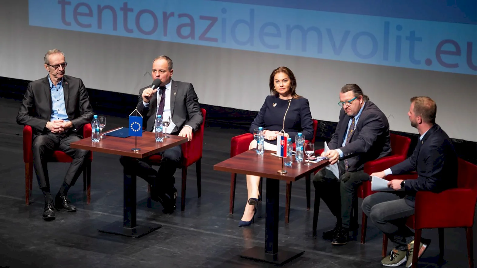Študenti sa zúčastnili na diskusii o potrebe ísť voliť v eurovoľbách