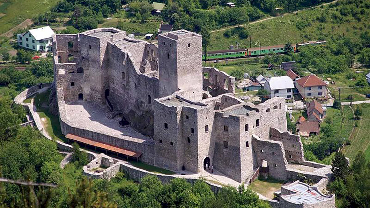 Na hrade Strečno otvoria výstavu Zrod života z ohňa a železa