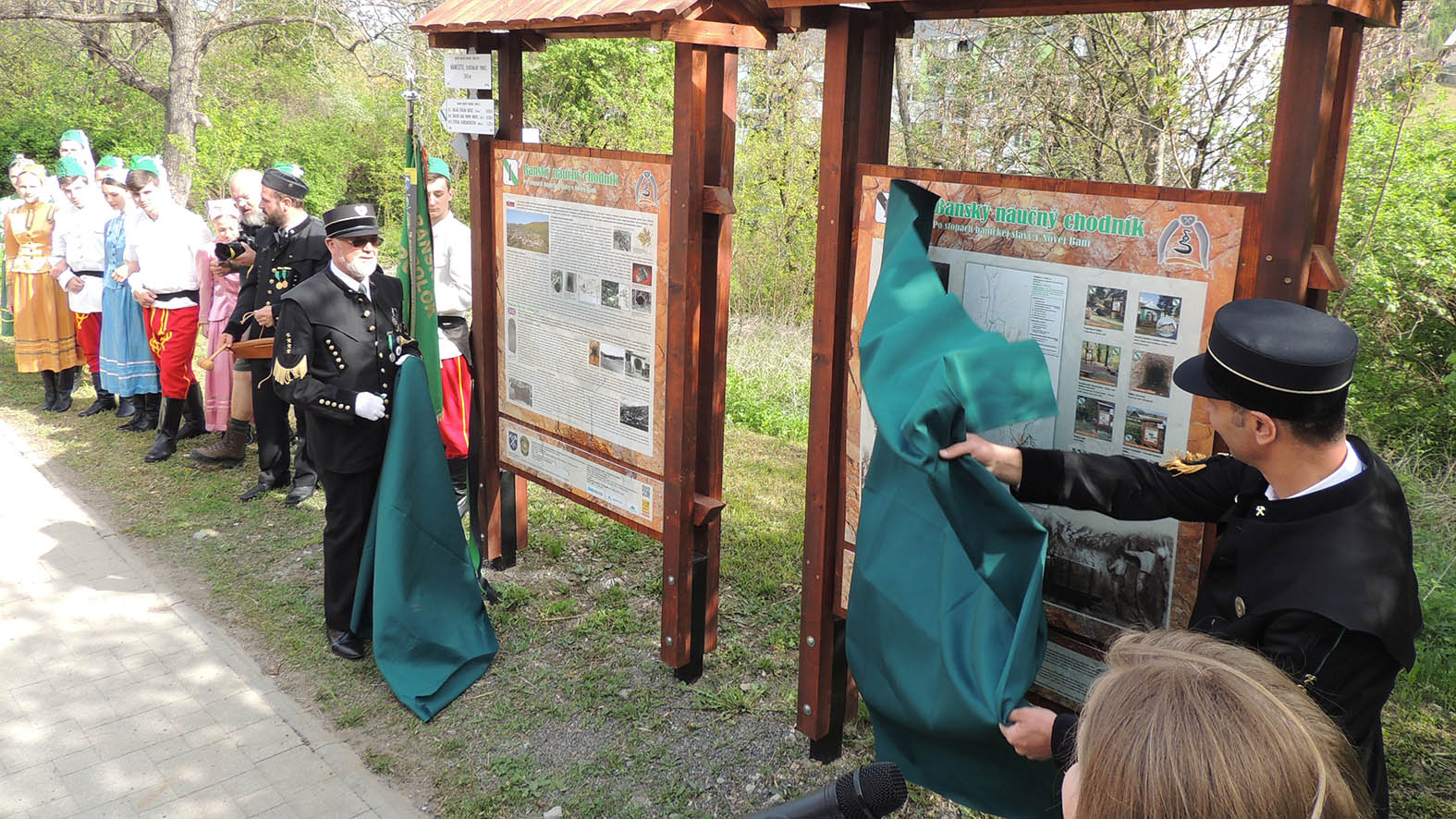 Otvorenie banského náučného chodníka prilákalo stovky turistov