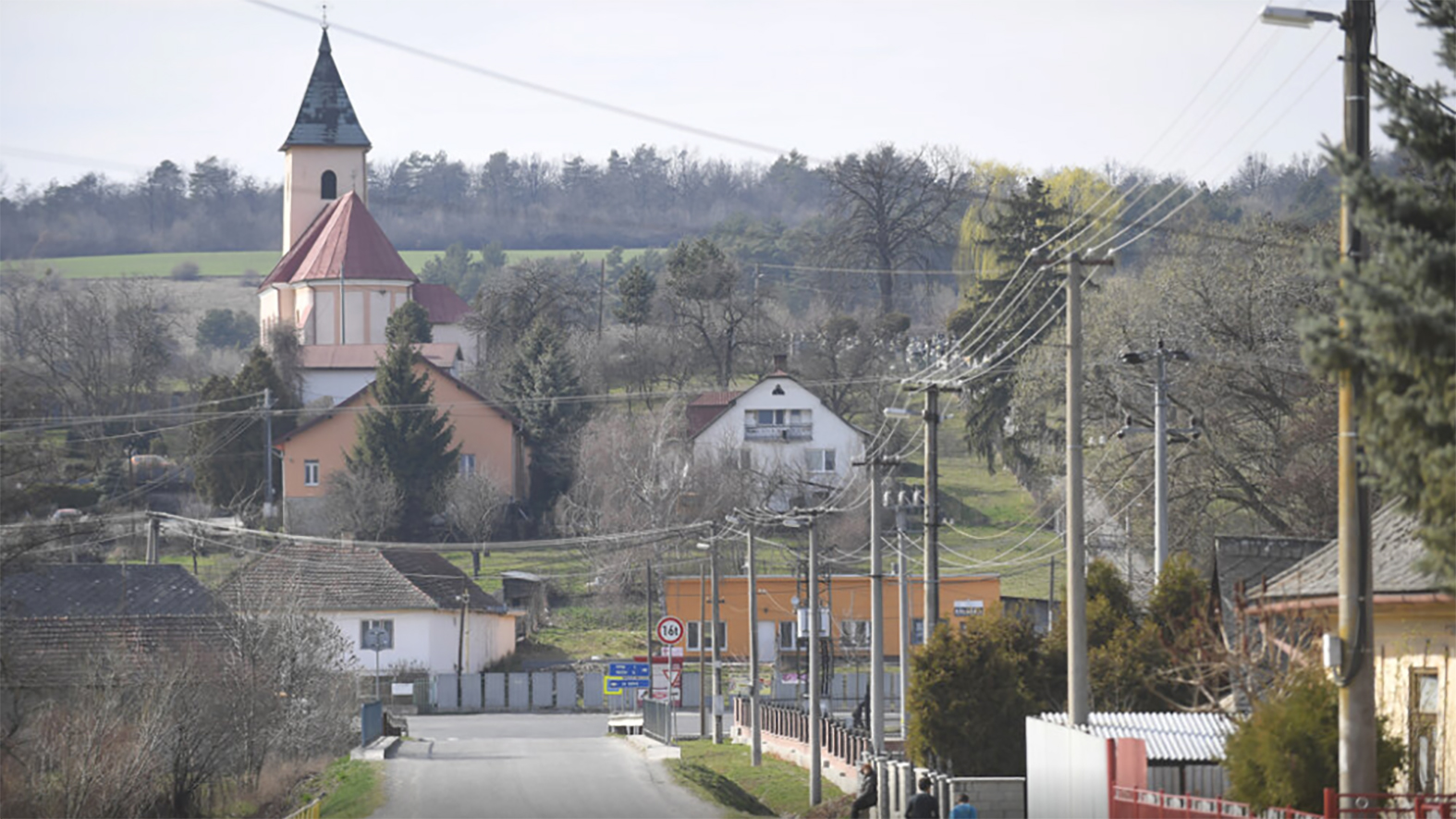 Obec Kecerovce má problém s nelegálnymi skládkami, využíva fotopasce