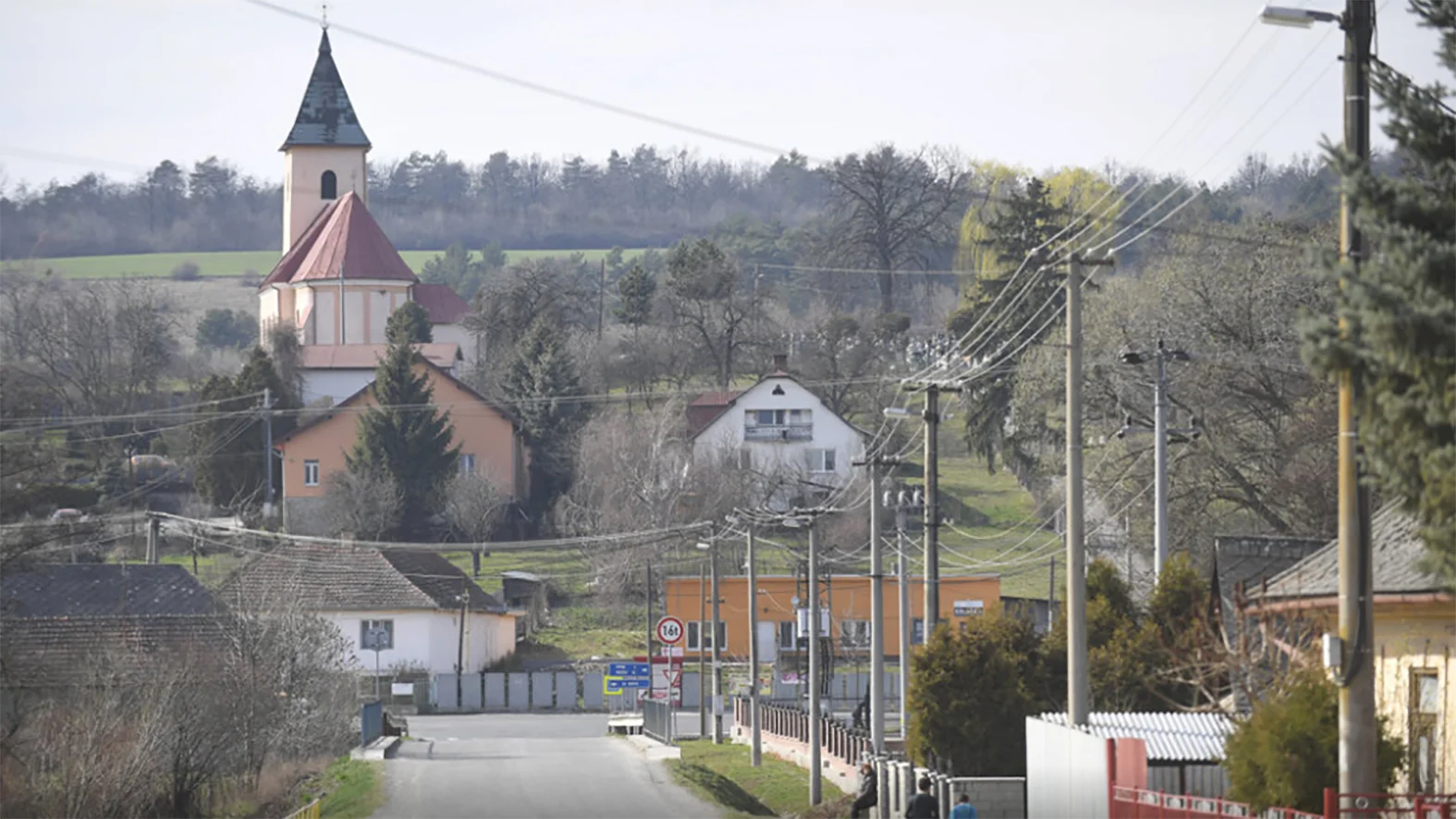 Obec Kecerovce má problém s nelegálnymi skládkami, využíva fotopasce
