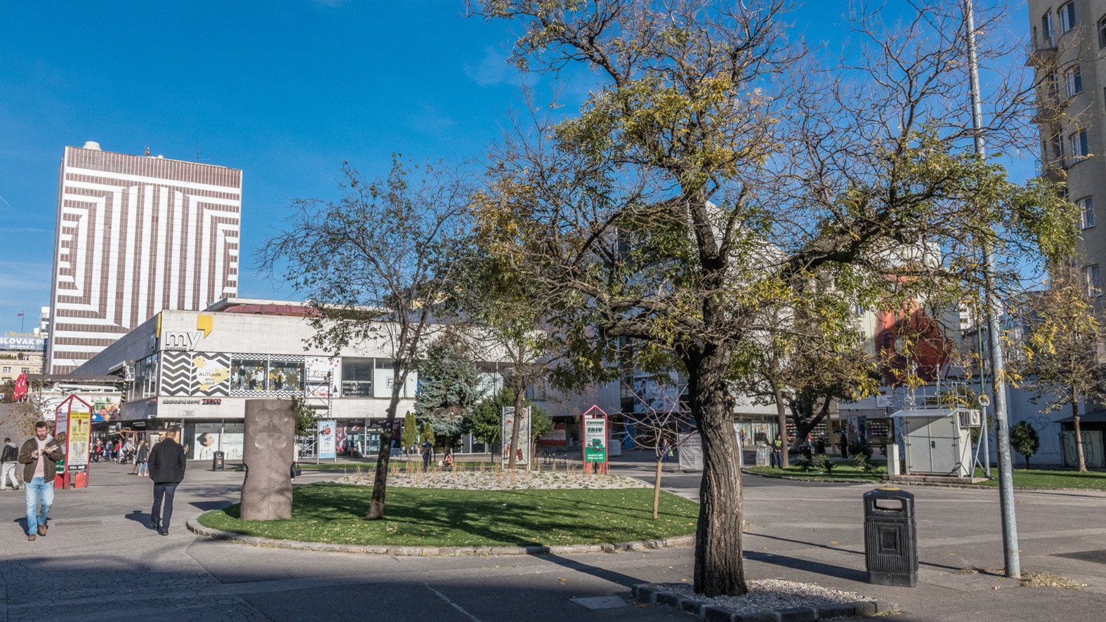 V centre zrušia 120 parkovacích miest, v prospech chodcov a zelene