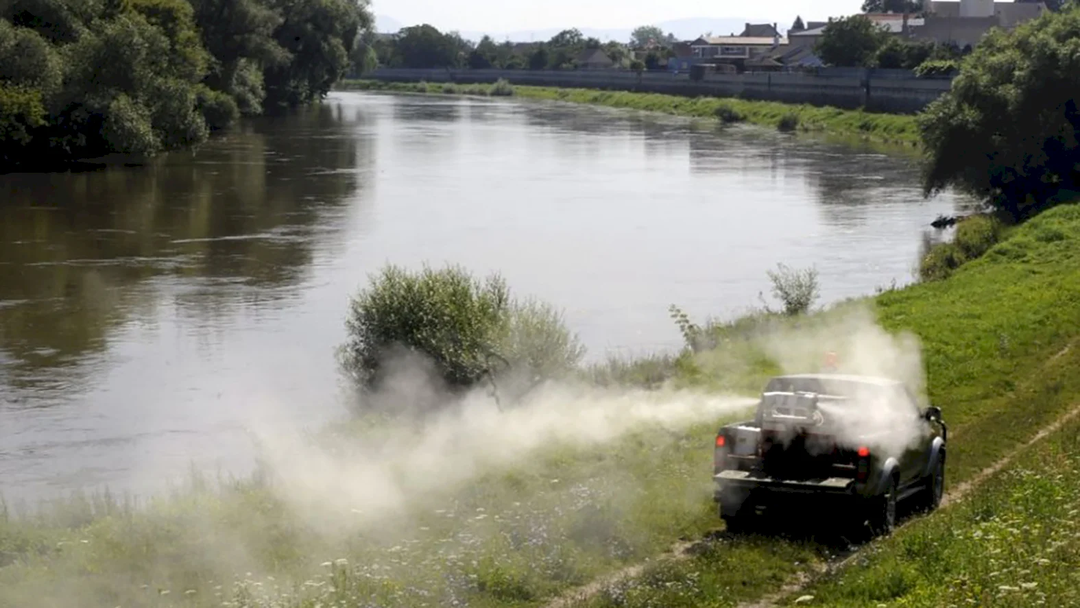 Aj obyvateľov Záhoria i Bratislavy trápia komáre, žiadajú kraj situáciu riešiť