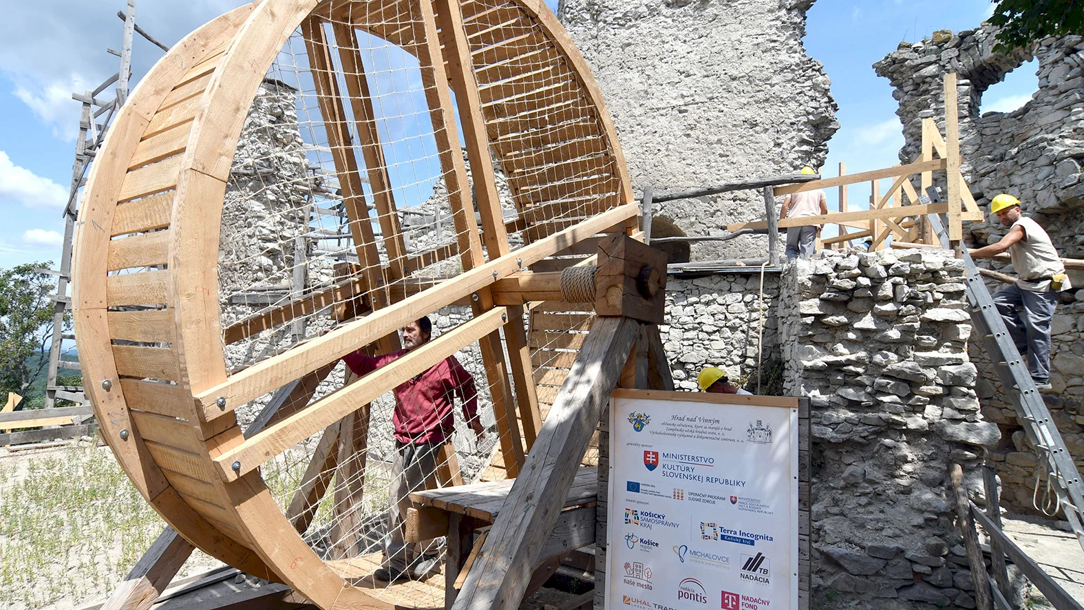 Pri obnove hradu používajú dobový šliapací žeriav
