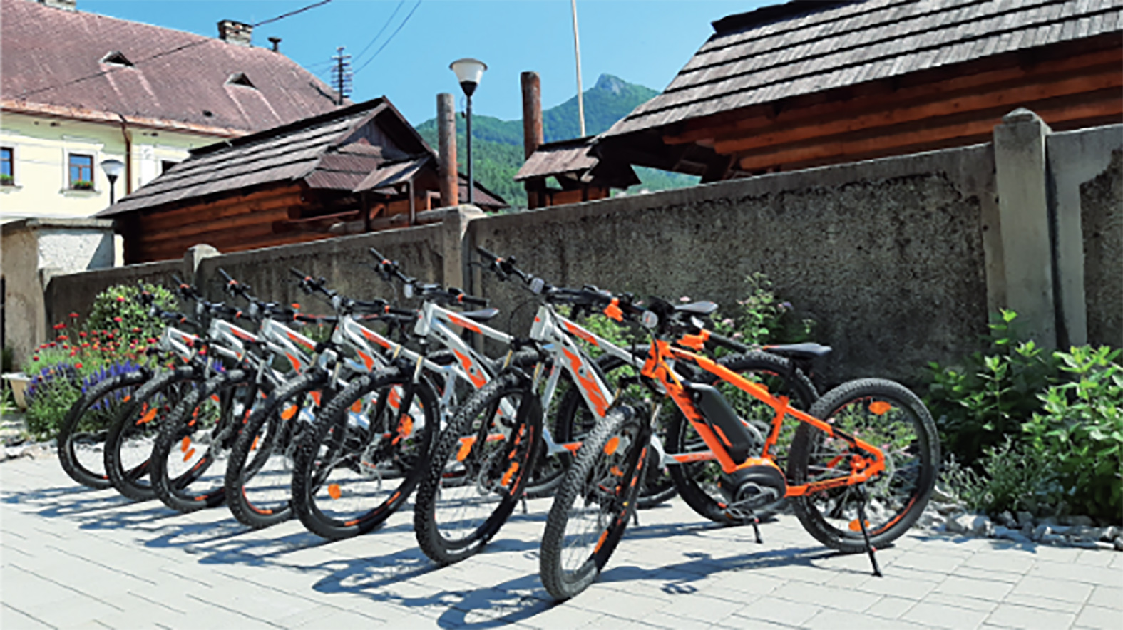 Na Muránsky hrad sa turisti vyvezú už aj elektrobicyklami
