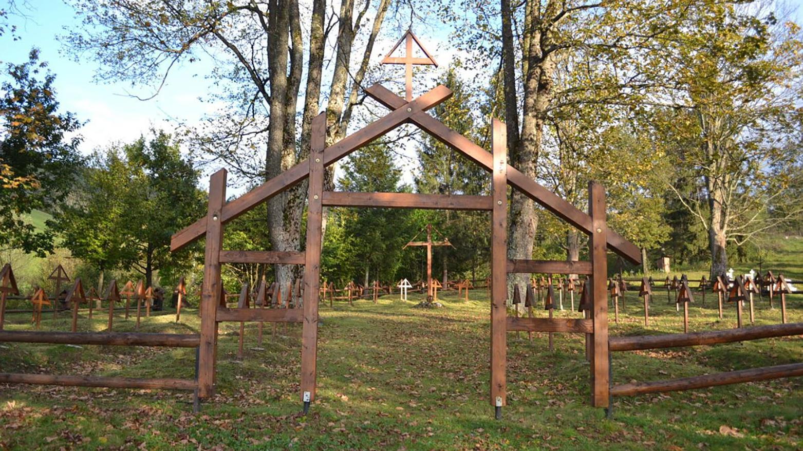 Dobrovoľníci osadia na vojnovom cintoríne tabuľky s menami padlých