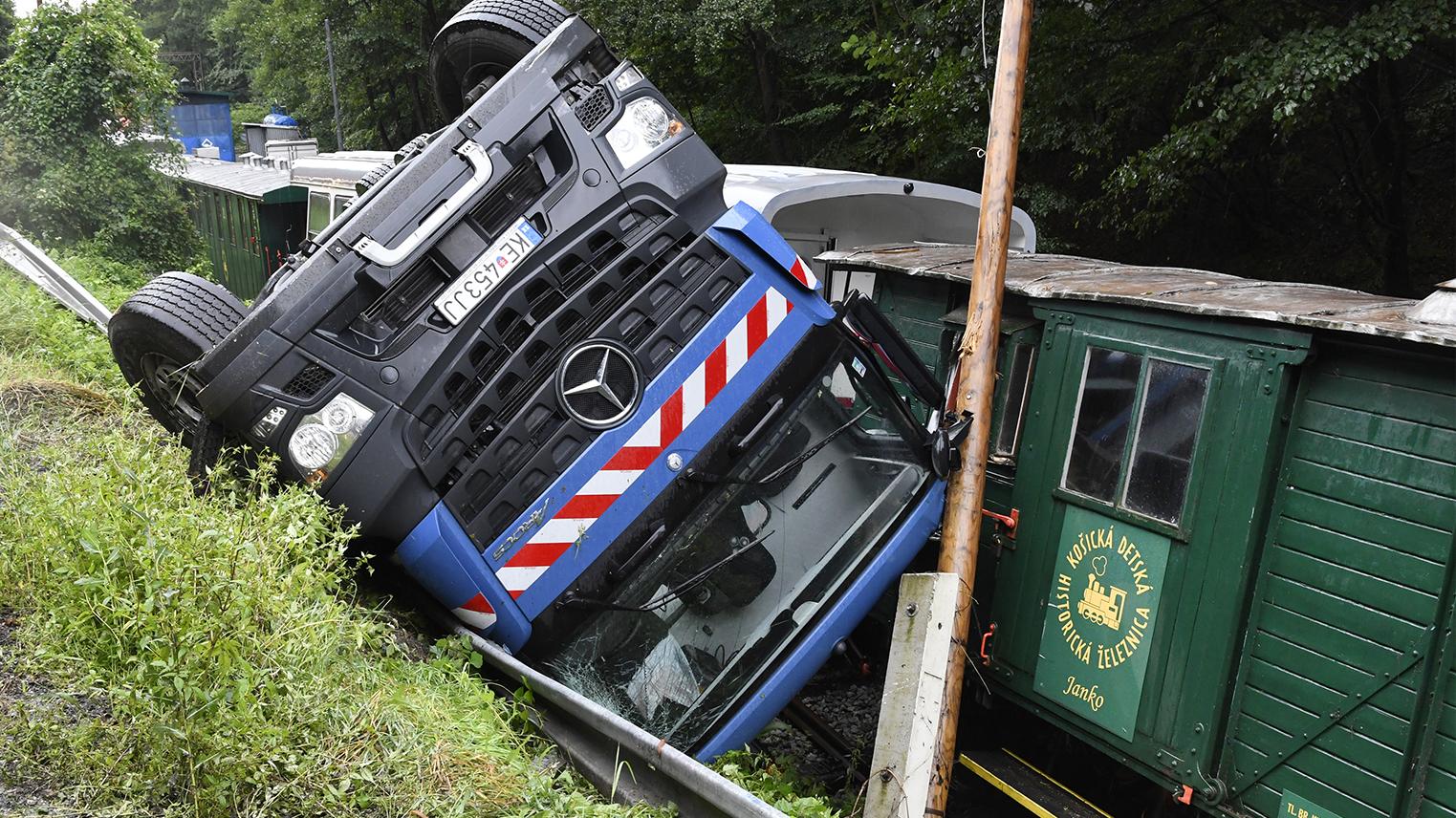 Historický vozeň na košickej detskej železničke zničilo nákladné auto