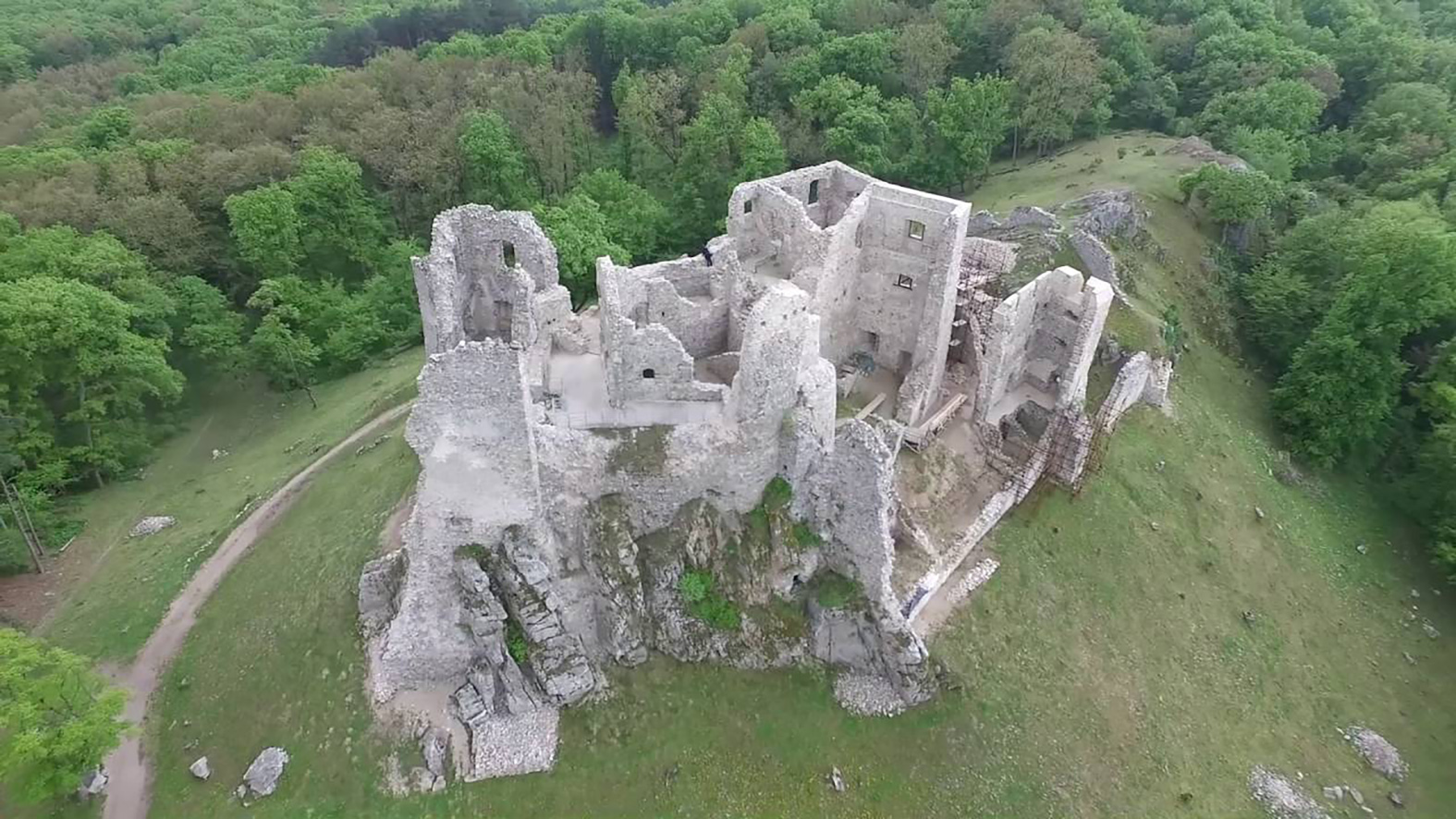 V južnej delovej bašte hradu Hrušov vzniká vyhliadková terasa