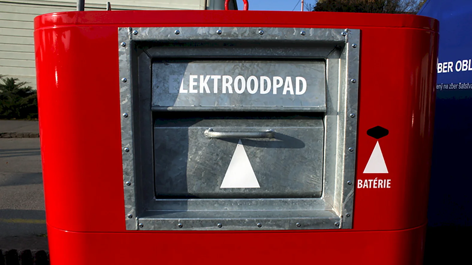 21 nových červeno-bielych kontajnerov na drobný elektroodpad