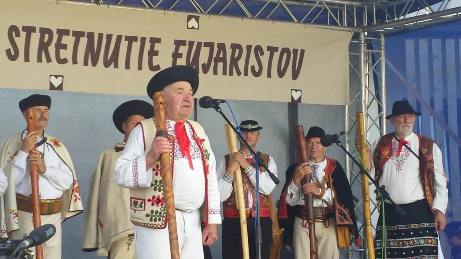 Fujaristi sa zídu v Čičmanoch na stretnutí Dedičstvo otcov zachovaj nám, Pane