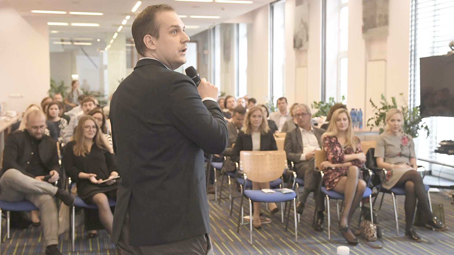 Príklady dobrej praxe majú motivovať pri zamestnávaní Rómov